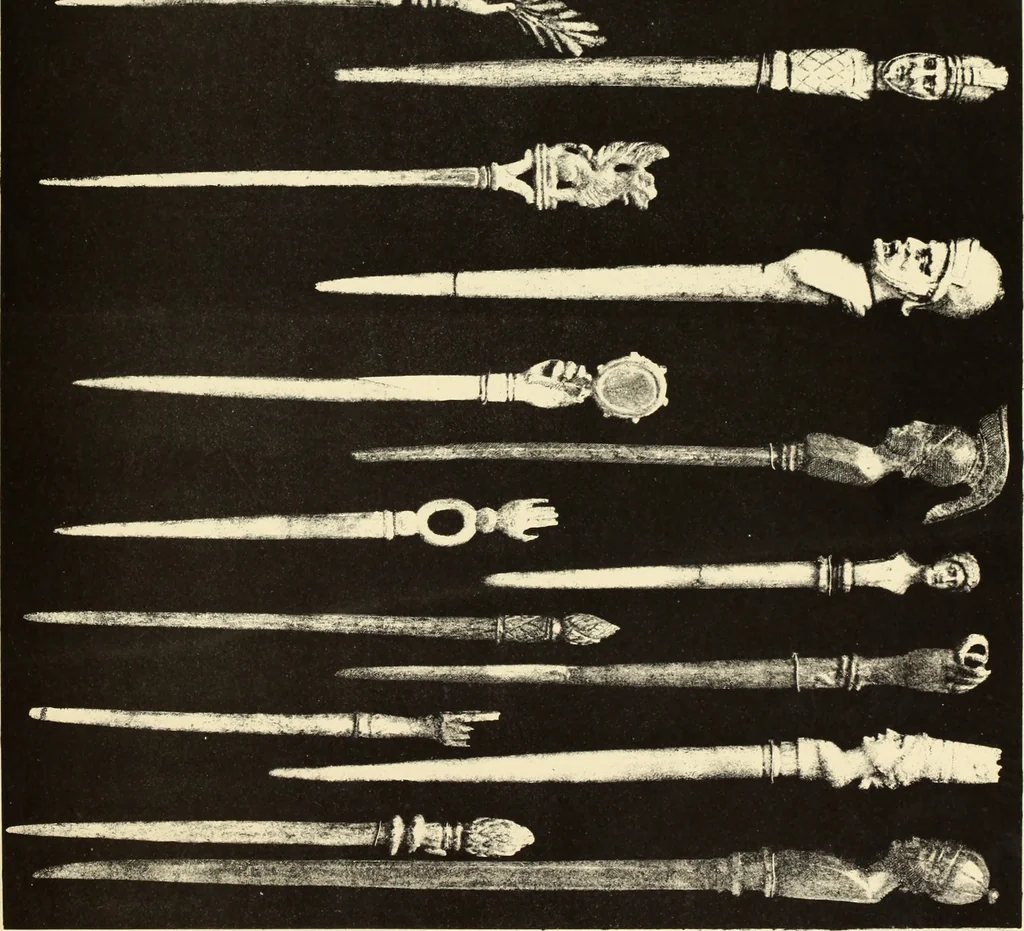 An illustration from La toilette chez les Romaines au temps des empereurs; étude des principaux objets de toilette en os trouvés dans les fouilles de la nécropole de Trion & du coteau de Fourvière, 1888, leaf 44