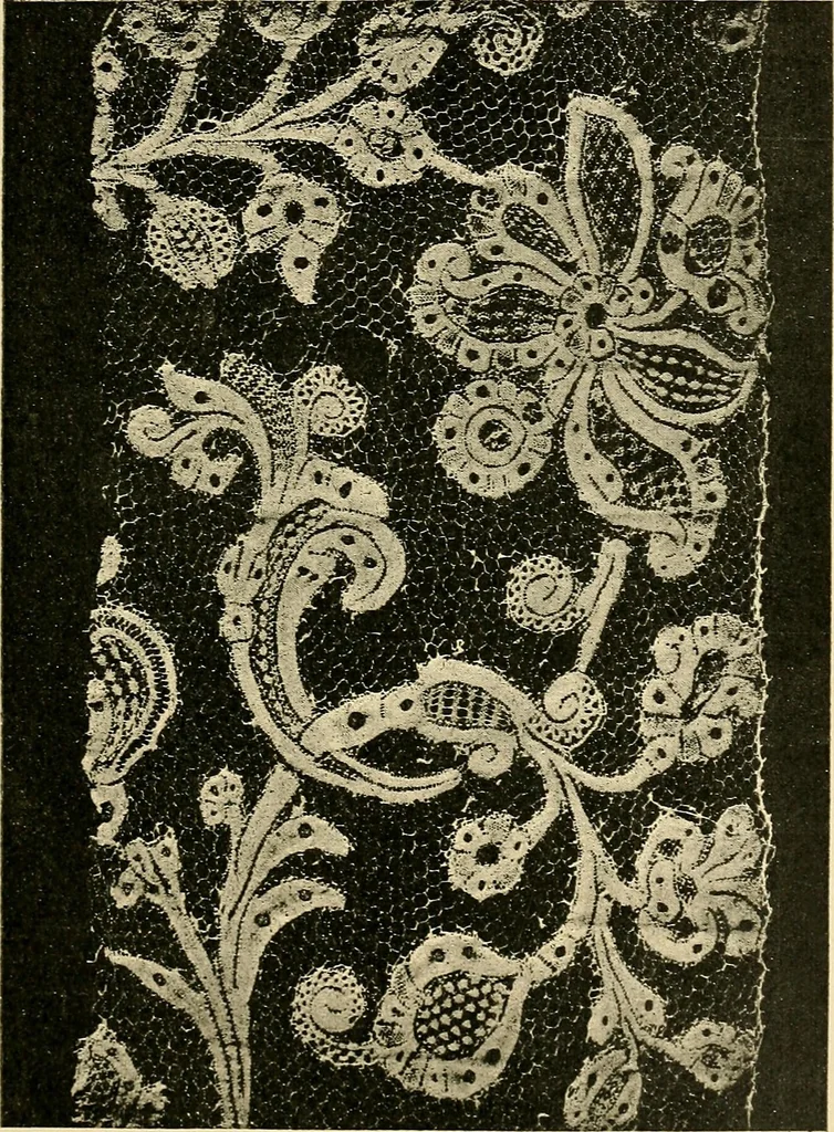 An illustration from Le poinct de France et les centres dentelliers au XVIIe et au XVIIIe siècles; ouvrage orné de quarante-trois illustrations, 1905, leaf 322