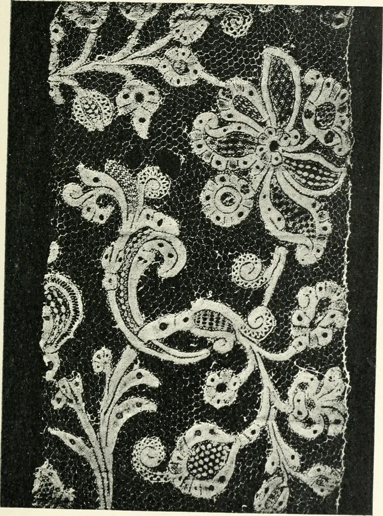 An illustration from Le poinct de France et les centres dentelliers au XVIIe et au XVIIIe siècles; ouvrage orné de quarante-trois illustrations, 1905, leaf 318