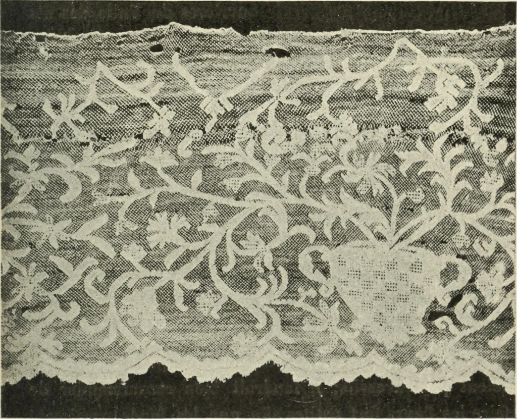An illustration from Le poinct de France et les centres dentelliers au XVIIe et au XVIIIe siècles; ouvrage orné de quarante-trois illustrations, 1905, leaf 250