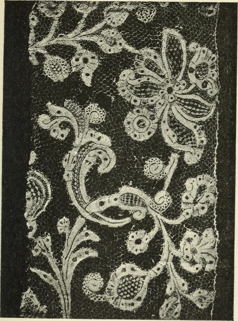 An illustration from Le poinct de France et les centres dentelliers au XVIIe et au XVIIIe siècles; ouvrage orné de quarante-trois illustrations, 1905, leaf 320