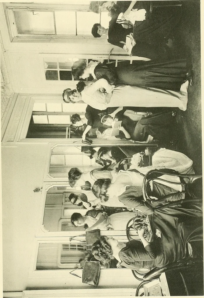 An illustration from Les Createurs de la Mode, 1910, leaf 130