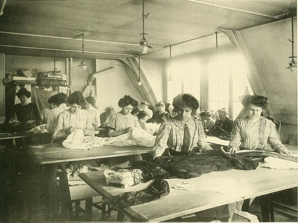 An illustration from Les Createurs de la Mode, 1910, leaf 154