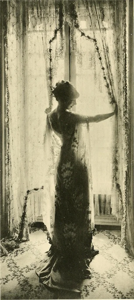An illustration from Les Createurs de la Mode, 1910, leaf 5