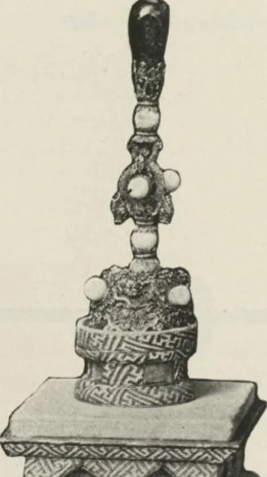 An illustration from Illustrated catalogue of the furniture and embellishments from the Imperial Palace, Pekin, exquisitely wrought gold ornaments from the ceremonial crowns of the former Emperor and Empress of China and numerous other objects of antiquity and distinctive artistic excellence, recently acquired by the firm of Messrs. Yamanaka & Company, New York, Japan, China [electronic resource] : to be sold at unrestricted public sale on the afternoons herein stated, 1917, leaf 25