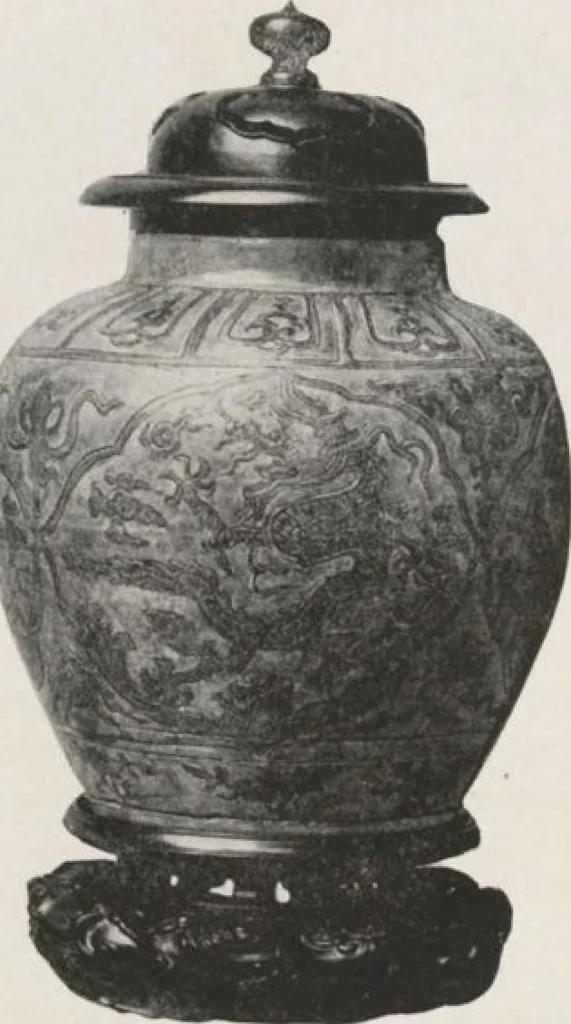 An illustration from Illustrated catalogue of the important collection of antique Chinese porcelains, Sung and Ming potteries, ancient stone sculptures, carved jades and other hard stones, snuff bottles, Mandarin necklaces, bronzes, enamels, palace furniture and wall panels and a number of rare and fine ancient Chinese paintings of the Sung and Ming periods [electronic resource] : all of which are to be sold at unrestricted public sale by direction of the Chinese expert, Lee Van Ching of Shanghai on the afternoons herein stated, 1917, leaf 104