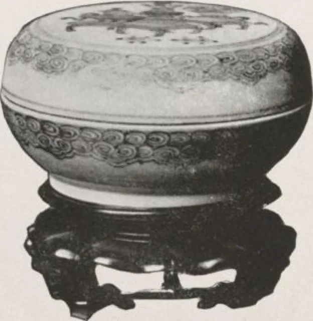 An illustration from Illustrated catalogue of the important collection of antique Chinese porcelains, Sung and Ming potteries, ancient stone sculptures, carved jades and other hard stones, snuff bottles, Mandarin necklaces, bronzes, enamels, palace furniture and wall panels and a number of rare and fine ancient Chinese paintings of the Sung and Ming periods [electronic resource] : all of which are to be sold at unrestricted public sale by direction of the Chinese expert, Lee Van Ching of Shanghai on the afternoons herein stated, 1917, leaf 126