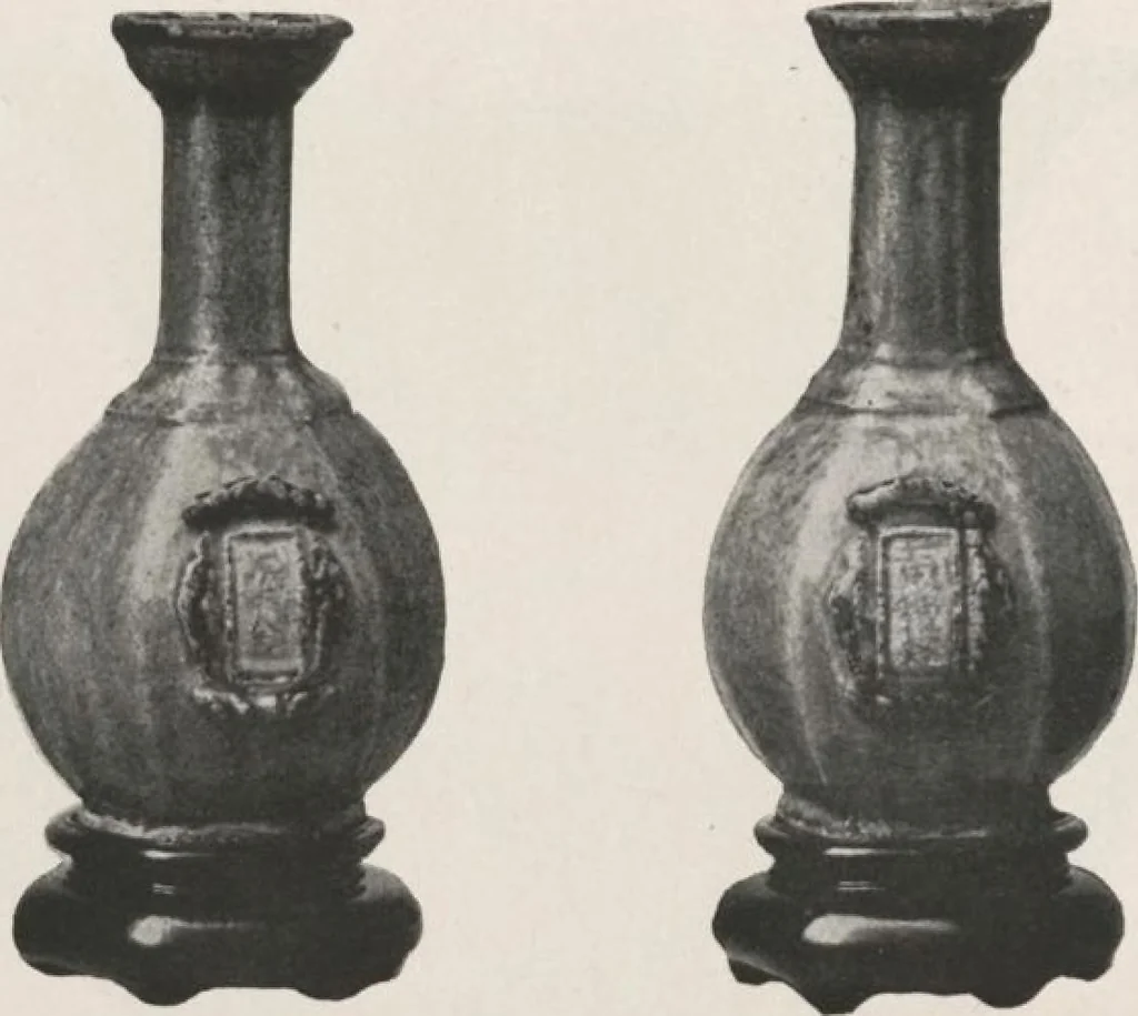 An illustration from Illustrated catalogue of the important collection of antique Chinese porcelains, Sung and Ming potteries, ancient stone sculptures, carved jades and other hard stones, snuff bottles, Mandarin necklaces, bronzes, enamels, palace furniture and wall panels and a number of rare and fine ancient Chinese paintings of the Sung and Ming periods [electronic resource] : all of which are to be sold at unrestricted public sale by direction of the Chinese expert, Lee Van Ching of Shanghai on the afternoons herein stated, 1917, leaf 139