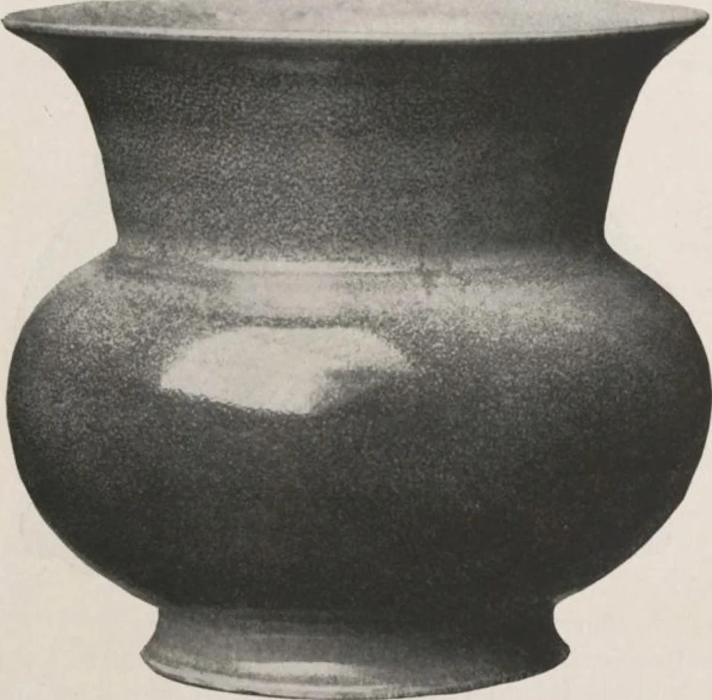An illustration from Illustrated catalogue of the important collection of antique Chinese porcelains, Sung and Ming potteries, ancient stone sculptures, carved jades and other hard stones, snuff bottles, Mandarin necklaces, bronzes, enamels, palace furniture and wall panels and a number of rare and fine ancient Chinese paintings of the Sung and Ming periods [electronic resource] : all of which are to be sold at unrestricted public sale by direction of the Chinese expert, Lee Van Ching of Shanghai on the afternoons herein stated, 1917, leaf 140