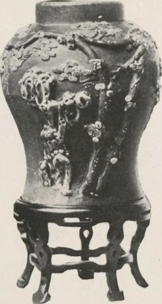 An illustration from Illustrated catalogue of the important collection of antique Chinese porcelains, Sung and Ming potteries, ancient stone sculptures, carved jades and other hard stones, snuff bottles, Mandarin necklaces, bronzes, enamels, palace furniture and wall panels and a number of rare and fine ancient Chinese paintings of the Sung and Ming periods [electronic resource] : all of which are to be sold at unrestricted public sale by direction of the Chinese expert, Lee Van Ching of Shanghai on the afternoons herein stated, 1917, leaf 151