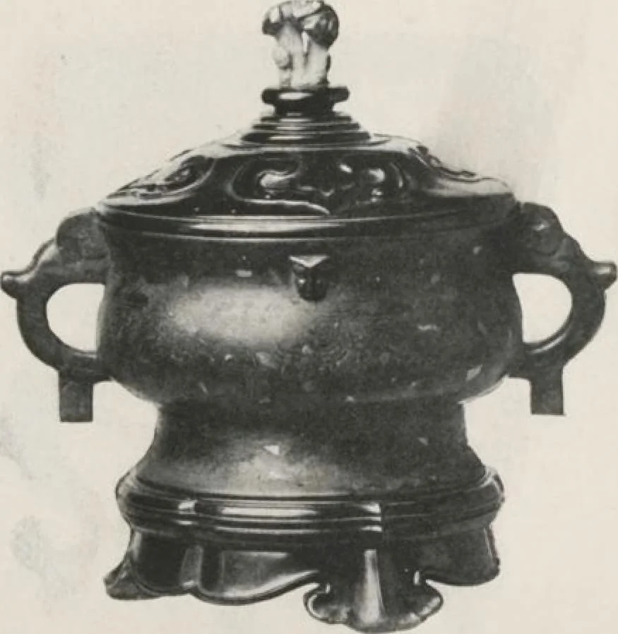 An illustration from Illustrated catalogue of the important collection of antique Chinese porcelains, Sung and Ming potteries, ancient stone sculptures, carved jades and other hard stones, snuff bottles, Mandarin necklaces, bronzes, enamels, palace furniture and wall panels and a number of rare and fine ancient Chinese paintings of the Sung and Ming periods [electronic resource] : all of which are to be sold at unrestricted public sale by direction of the Chinese expert, Lee Van Ching of Shanghai on the afternoons herein stated, 1917, leaf 176