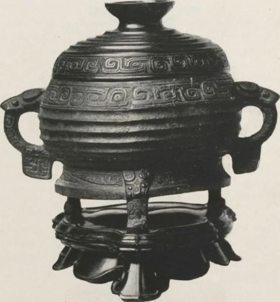 An illustration from Illustrated catalogue of the important collection of antique Chinese porcelains, Sung and Ming potteries, ancient stone sculptures, carved jades and other hard stones, snuff bottles, Mandarin necklaces, bronzes, enamels, palace furniture and wall panels and a number of rare and fine ancient Chinese paintings of the Sung and Ming periods [electronic resource] : all of which are to be sold at unrestricted public sale by direction of the Chinese expert, Lee Van Ching of Shanghai on the afternoons herein stated, 1917, leaf 180