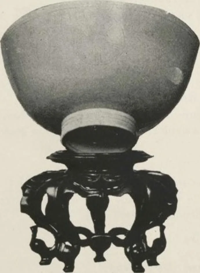 An illustration from Illustrated catalogue of the important collection of antique Chinese porcelains, Sung and Ming potteries, ancient stone sculptures, carved jades and other hard stones, snuff bottles, Mandarin necklaces, bronzes, enamels, palace furniture and wall panels and a number of rare and fine ancient Chinese paintings of the Sung and Ming periods [electronic resource] : all of which are to be sold at unrestricted public sale by direction of the Chinese expert, Lee Van Ching of Shanghai on the afternoons herein stated, 1917, leaf 191
