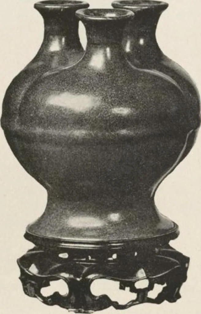 An illustration from Illustrated catalogue of the important collection of antique Chinese porcelains, Sung and Ming potteries, ancient stone sculptures, carved jades and other hard stones, snuff bottles, Mandarin necklaces, bronzes, enamels, palace furniture and wall panels and a number of rare and fine ancient Chinese paintings of the Sung and Ming periods [electronic resource] : all of which are to be sold at unrestricted public sale by direction of the Chinese expert, Lee Van Ching of Shanghai on the afternoons herein stated, 1917, leaf 194