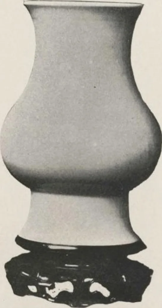 An illustration from Illustrated catalogue of the important collection of antique Chinese porcelains, Sung and Ming potteries, ancient stone sculptures, carved jades and other hard stones, snuff bottles, Mandarin necklaces, bronzes, enamels, palace furniture and wall panels and a number of rare and fine ancient Chinese paintings of the Sung and Ming periods [electronic resource] : all of which are to be sold at unrestricted public sale by direction of the Chinese expert, Lee Van Ching of Shanghai on the afternoons herein stated, 1917, leaf 206