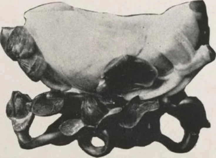 An illustration from Illustrated catalogue of the important collection of antique Chinese porcelains, Sung and Ming potteries, ancient stone sculptures, carved jades and other hard stones, snuff bottles, Mandarin necklaces, bronzes, enamels, palace furniture and wall panels and a number of rare and fine ancient Chinese paintings of the Sung and Ming periods [electronic resource] : all of which are to be sold at unrestricted public sale by direction of the Chinese expert, Lee Van Ching of Shanghai on the afternoons herein stated, 1917, leaf 30