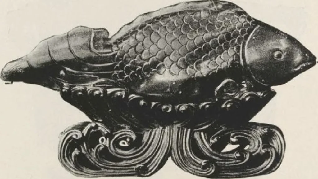 An illustration from Illustrated catalogue of the important collection of antique Chinese porcelains, Sung and Ming potteries, ancient stone sculptures, carved jades and other hard stones, snuff bottles, Mandarin necklaces, bronzes, enamels, palace furniture and wall panels and a number of rare and fine ancient Chinese paintings of the Sung and Ming periods [electronic resource] : all of which are to be sold at unrestricted public sale by direction of the Chinese expert, Lee Van Ching of Shanghai on the afternoons herein stated, 1917, leaf 43