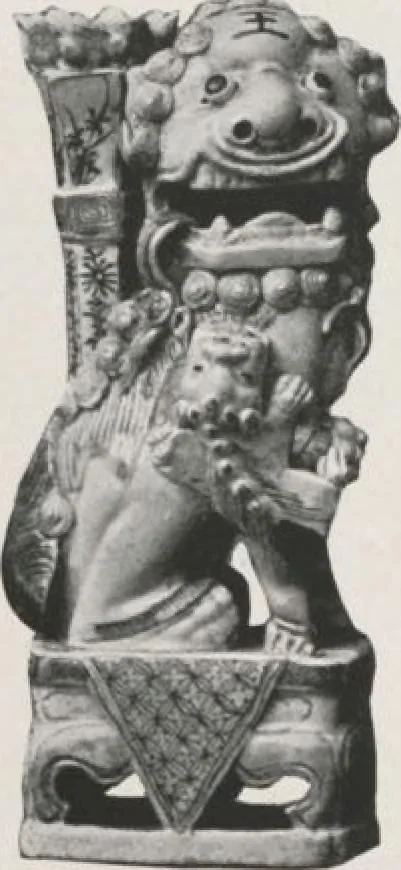 An illustration from Illustrated catalogue of the important collection of antique Chinese porcelains, Sung and Ming potteries, ancient stone sculptures, carved jades and other hard stones, snuff bottles, Mandarin necklaces, bronzes, enamels, palace furniture and wall panels and a number of rare and fine ancient Chinese paintings of the Sung and Ming periods [electronic resource] : all of which are to be sold at unrestricted public sale by direction of the Chinese expert, Lee Van Ching of Shanghai on the afternoons herein stated, 1917, leaf 89