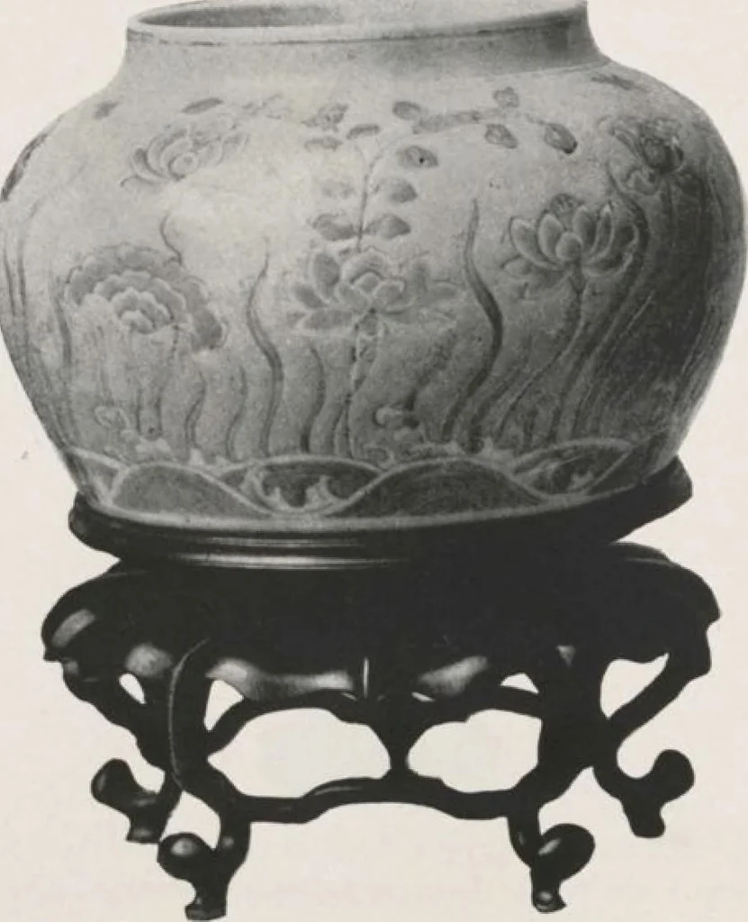 An illustration from Illustrated catalogue of the important collection of antique Chinese porcelains, Sung and Ming potteries, ancient stone sculptures, carved jades and other hard stones, snuff bottles, Mandarin necklaces, bronzes, enamels, palace furniture and wall panels and a number of rare and fine ancient Chinese paintings of the Sung and Ming periods [electronic resource] : all of which are to be sold at unrestricted public sale by direction of the Chinese expert, Lee Van Ching of Shanghai on the afternoons herein stated, 1917, leaf 98