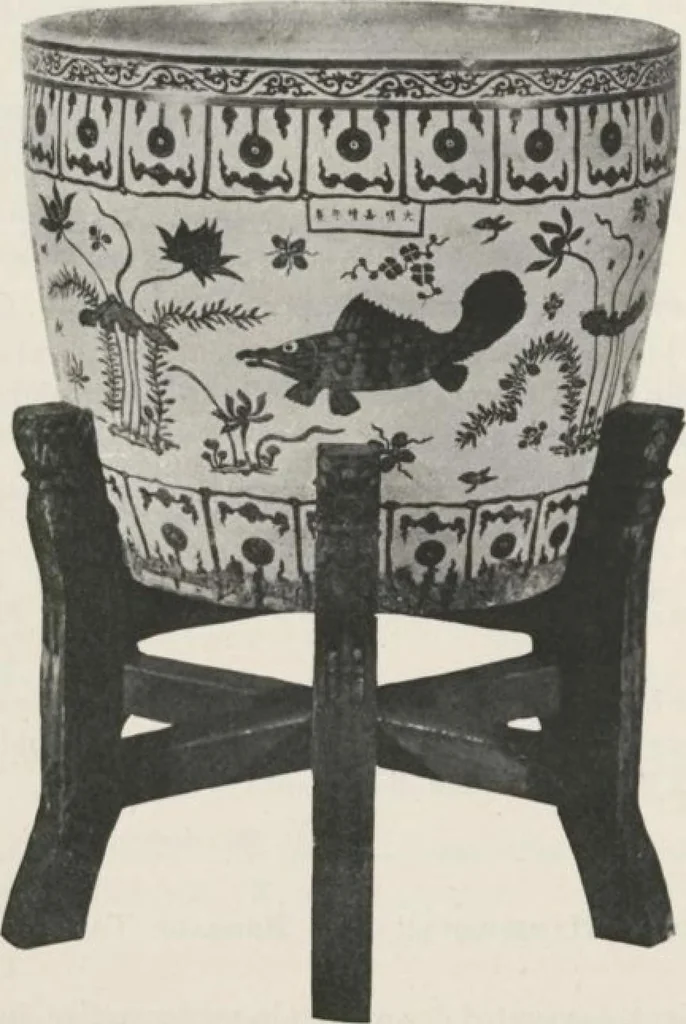 An illustration from Illustrated catalogue of an exceedingly important collection of artistic Oriental objects and decorative art, which the owners have been three years in assembling [electronic resource] : to be sold at unrestricted public sale by direction of the owners, the well-known house of Yamanaka & Co., New York, Japan, China, London, on the afternoons and evening herein stated, 1921, leaf 115