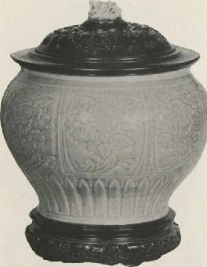 An illustration from Illustrated catalogue of an exceedingly important collection of artistic Oriental objects and decorative art, which the owners have been three years in assembling [electronic resource] : to be sold at unrestricted public sale by direction of the owners, the well-known house of Yamanaka & Co., New York, Japan, China, London, on the afternoons and evening herein stated, 1921, leaf 178