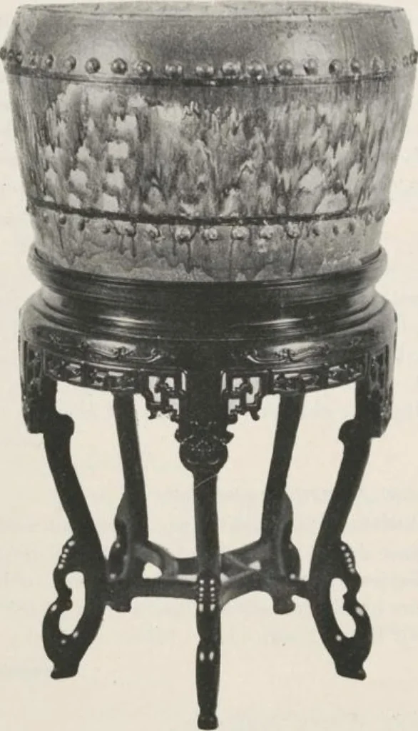 An illustration from Illustrated catalogue of an exceedingly important collection of artistic Oriental objects and decorative art, which the owners have been three years in assembling [electronic resource] : to be sold at unrestricted public sale by direction of the owners, the well-known house of Yamanaka & Co., New York, Japan, China, London, on the afternoons and evening herein stated, 1921, leaf 199