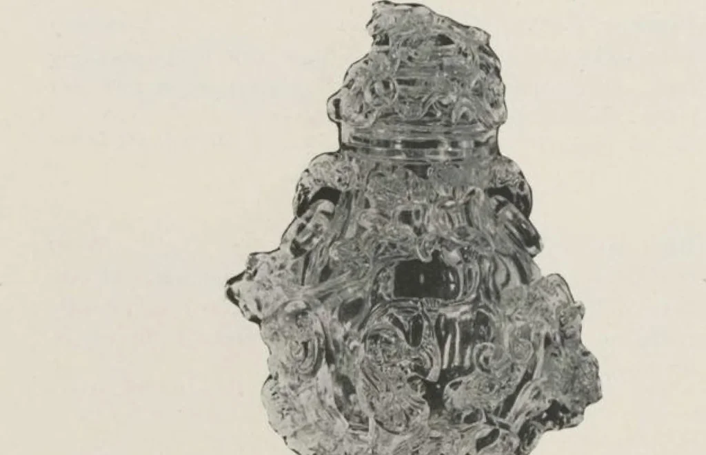An illustration from Illustrated catalogue of an exceedingly important collection of artistic Oriental objects and decorative art, which the owners have been three years in assembling [electronic resource] : to be sold at unrestricted public sale by direction of the owners, the well-known house of Yamanaka & Co., New York, Japan, China, London, on the afternoons and evening herein stated, 1921, leaf 44
