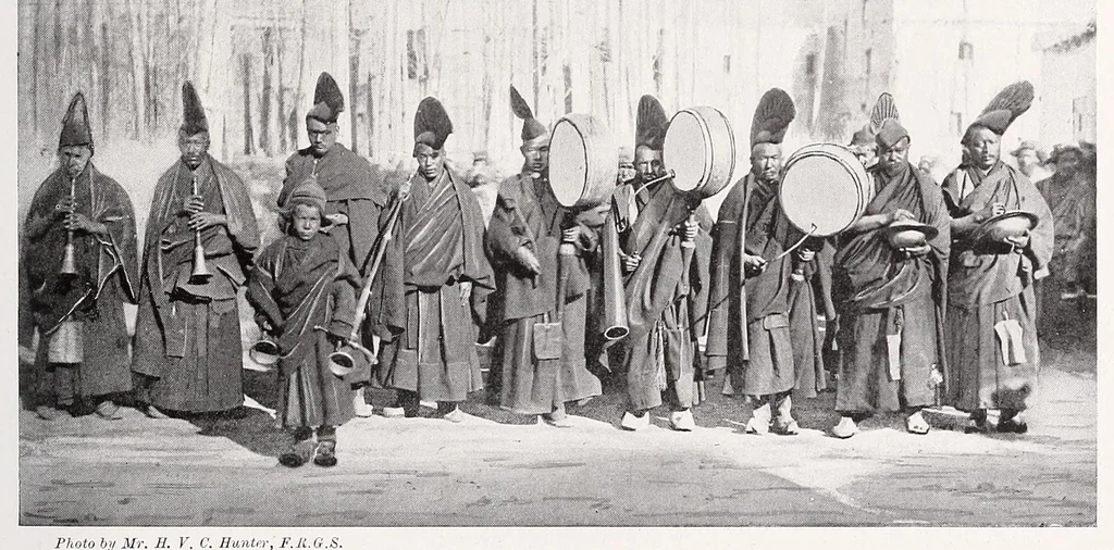 An illustration from The living races of mankind : a popular illustrated account of the customs, habits, pursuits, feasts & ceremonies of the races of mankind throughout the world, 1902, leaf 251