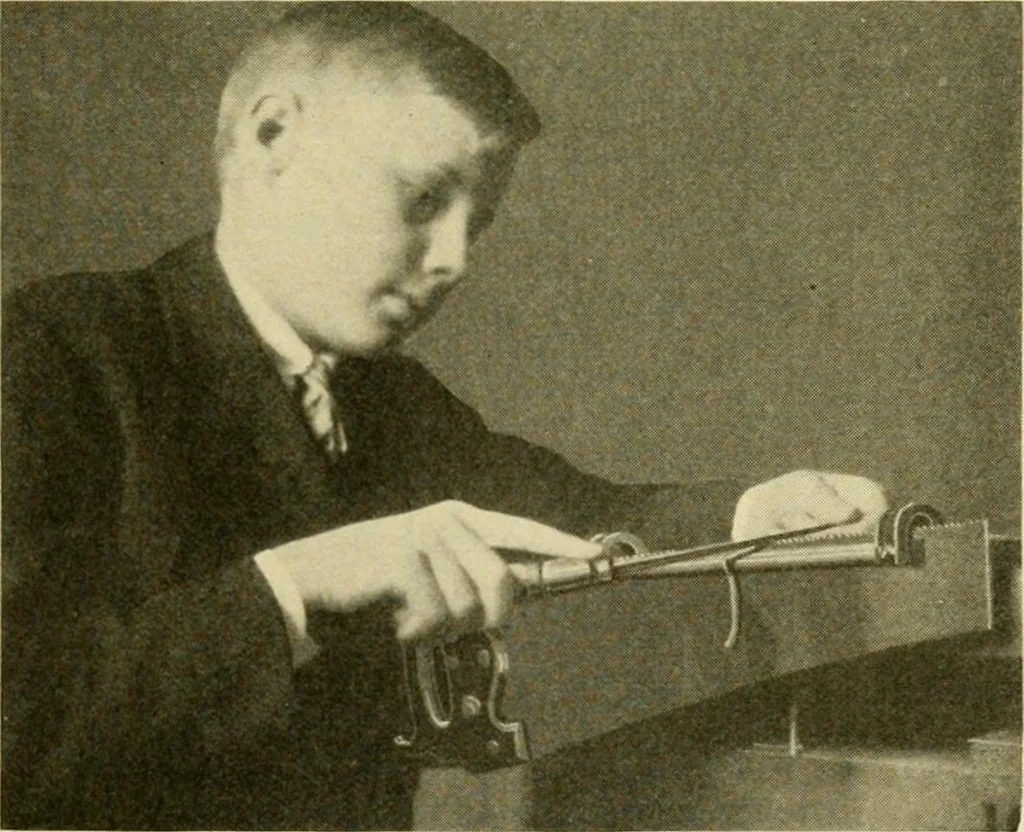 An illustration from Manual training for the rural schools; a group of farm and farm home woodworking problems, 1916, leaf 28