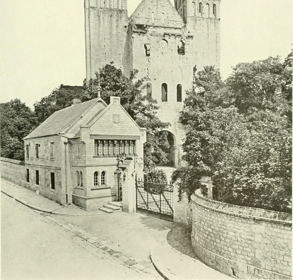 An illustration from Medieval architecture, its origins and development, with lists of monuments and bibliographies, 1909, leaf 446