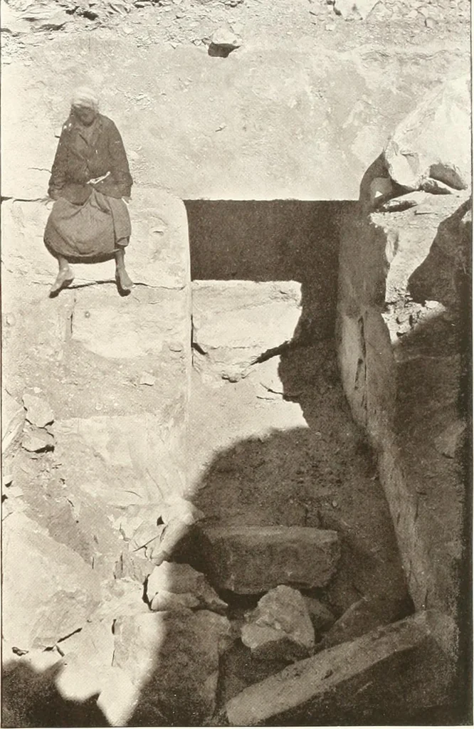 An illustration from Meydum and Memphis (III), 1910, leaf 74