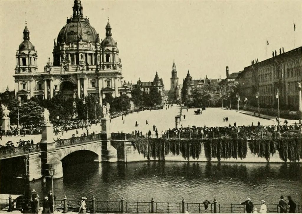 An illustration from Modern city planning and maintenance, 1914, leaf 388