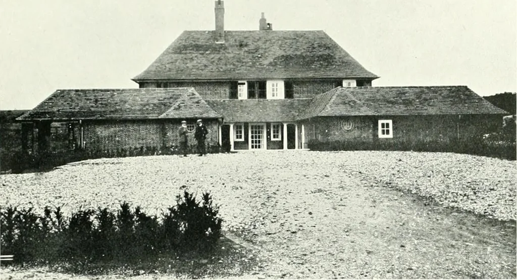 An illustration from The modern home : a book of British domestic architectvre for moderate incomes; a companion volvme to "The British home of to-day", 1906, leaf 118