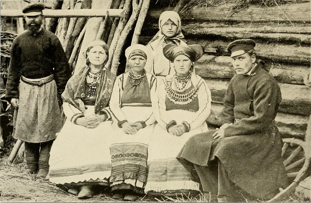 An illustration from Mordvalaisten pukuja kuoseja. Trachten und Muster der Mordvinen, 1896, leaf 518