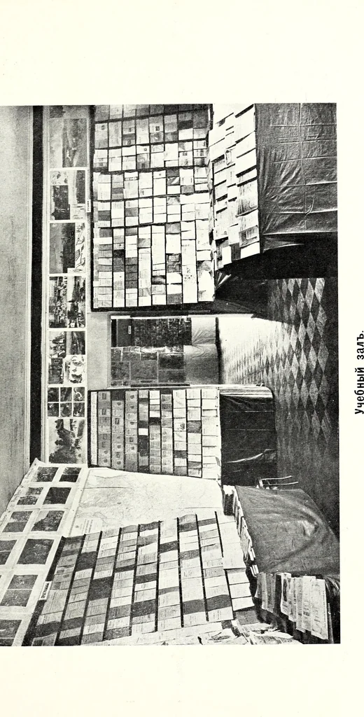 An illustration from Obzor Vystavki proizvedenii pechati za 1910 god, ustroennoi Glavnym Upravleniem po dielam pechati, v S.-Peterburgie, s 8 maia po 15 iiunia 1911 g, 1912, leaf 46