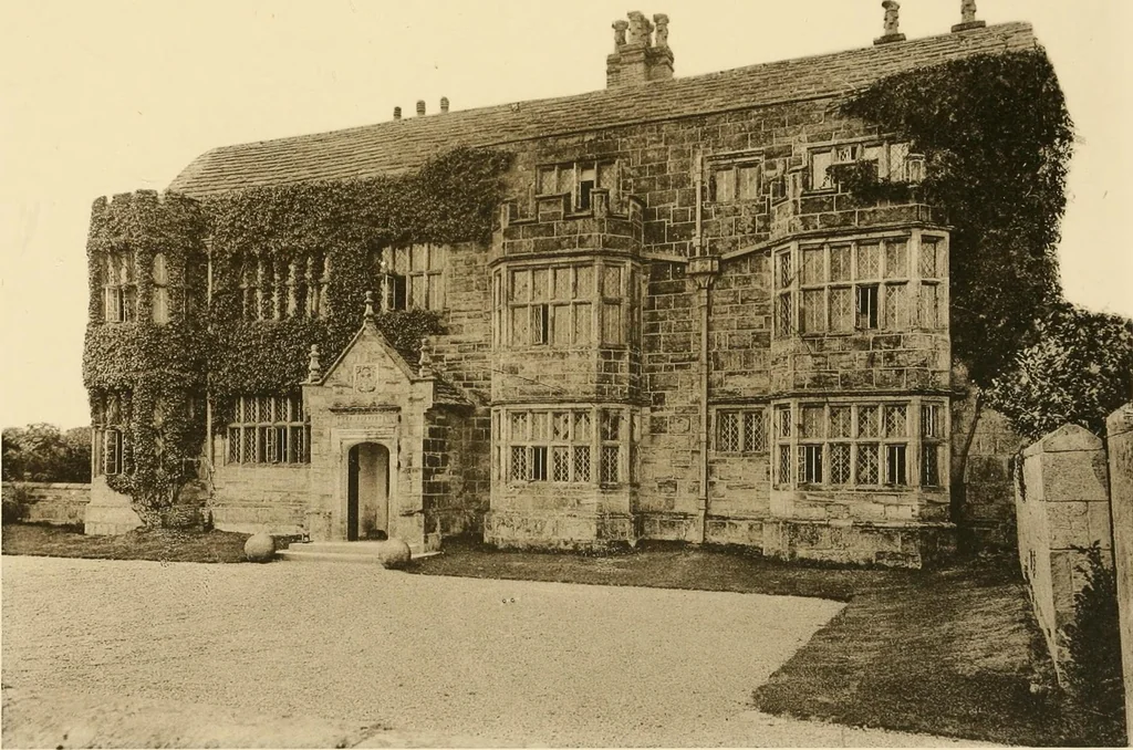 An illustration from Old cottages & farm-houses in Surrey / illustrated on one hundred collotype plates from photographs specially taken by W. Galsworthy Davie, with an introduction and numerous sketches by W. Curtis Green, 1908, leaf 250