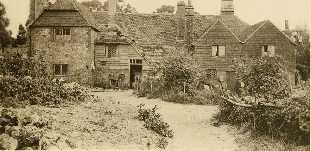 An illustration from Old cottages & farm-houses in Surrey / illustrated on one hundred collotype plates from photographs specially taken by W. Galsworthy Davie, with an introduction and numerous sketches by W. Curtis Green, 1908, leaf 264