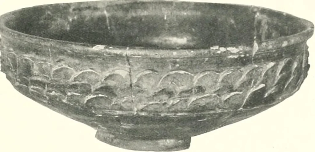 An illustration from The pottery found at Silchester : a descriptive account of the pottery recovered during the excavations on the site of the Romano-British city of Calleva Atrebatum at Silchester, Hants., and deposited in the Reading Museum, 1916, leaf 422