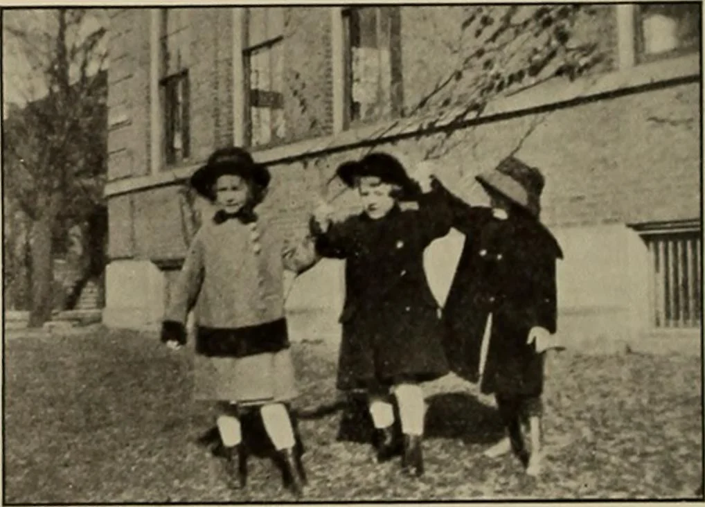 An illustration from Rhythmic action plays and dances; a book of original games and dances, arranged progressively, to Mother Goose and other action songs, with a teaching introductory; for the kindergarten, primary schools, playground and gymnasium, 1915, leaf 113