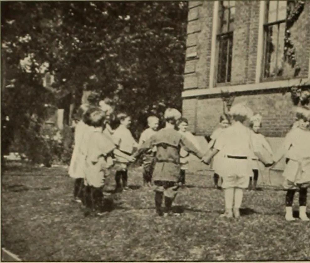An illustration from Rhythmic action plays and dances; a book of original games and dances, arranged progressively, to Mother Goose and other action songs, with a teaching introductory; for the kindergarten, primary schools, playground and gymnasium, 1915, leaf 39