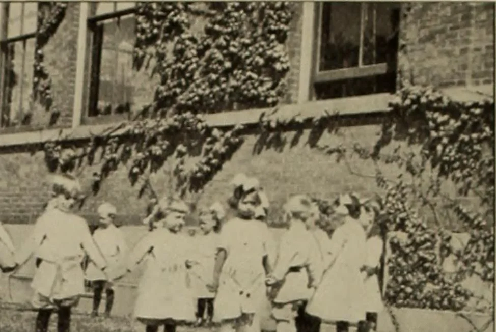 An illustration from Rhythmic action plays and dances; a book of original games and dances, arranged progressively, to Mother Goose and other action songs, with a teaching introductory; for the kindergarten, primary schools, playground and gymnasium, 1915, leaf 39