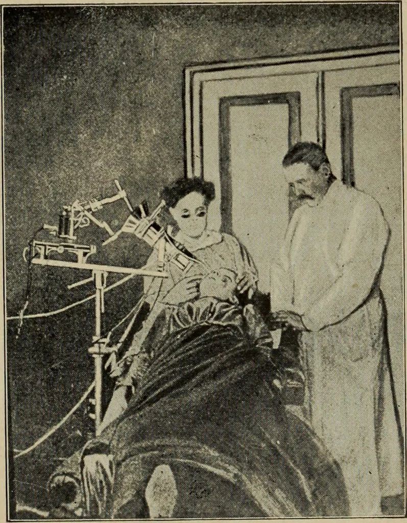 An illustration from Röntgentechniek : therapeutische beteekenis der "X" -stralen en der stoomen van hooge fréquentie, 1904, leaf 108