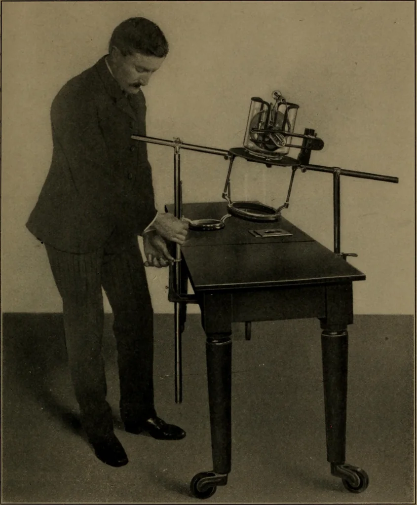 An illustration from Roentgen radiographic table and several other new things, 1906, leaf 8