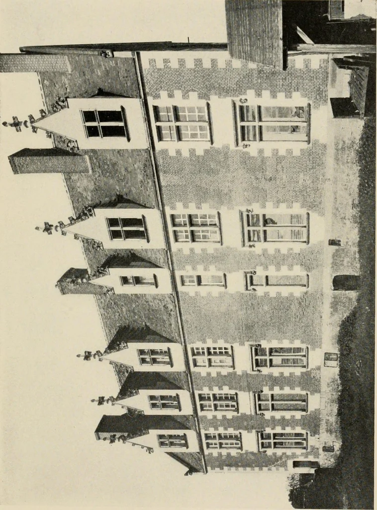 An illustration from Romantic castles and palaces, as seen and described by famous writers;, 1901, leaf 350