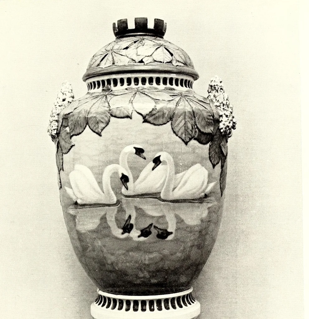 An illustration from Royal Copenhagen porcelain; its history and development from the eighteenth century to the present day, 1911, leaf 365
