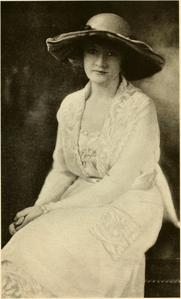 An illustration from The secrets of distinctive dress : harmonious, becoming, and beautiful dress, its value and how to achieve it, 1918, leaf 216