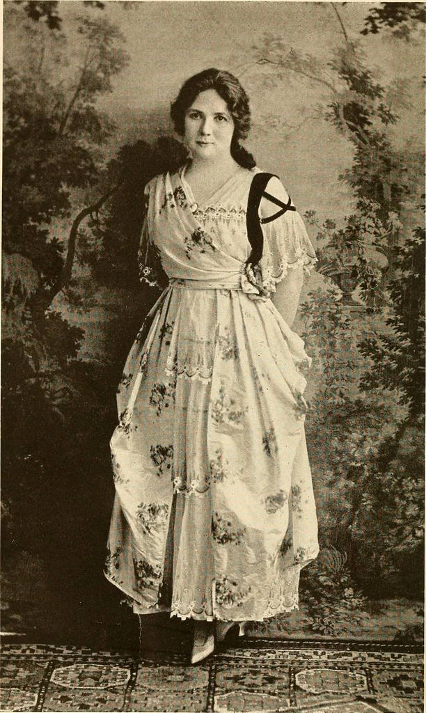 An illustration from The secrets of distinctive dress : harmonious, becoming, and beautiful dress, its value and how to achieve it, 1918, leaf 9