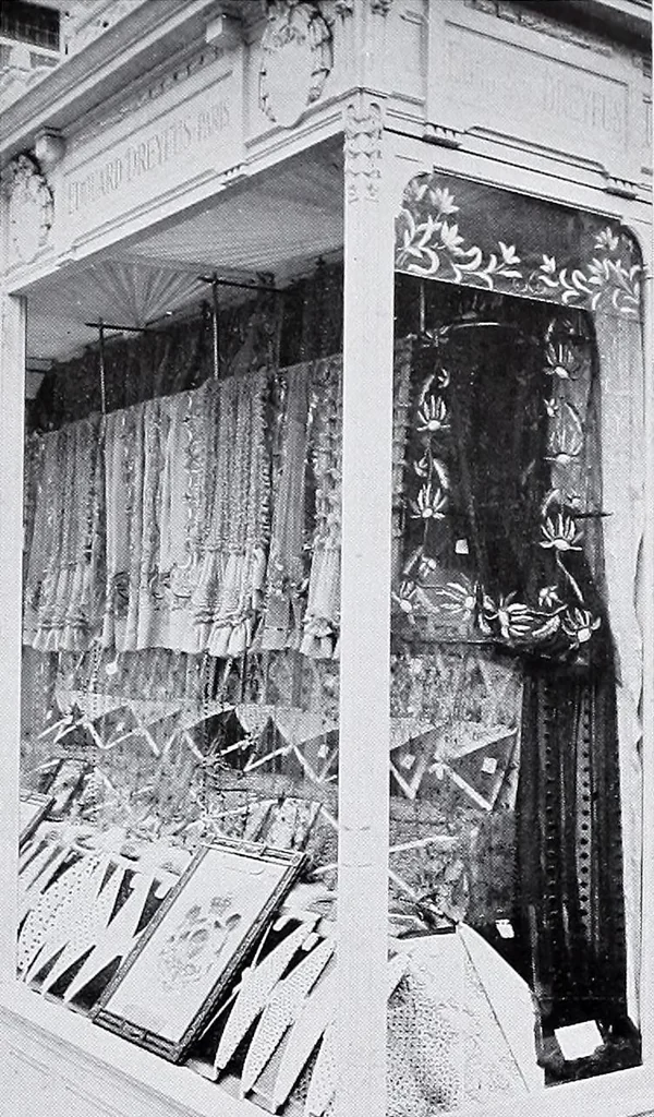 An illustration from Section française (class 84); dentelles, broderies, passementeries et dessins, 1908, leaf 102