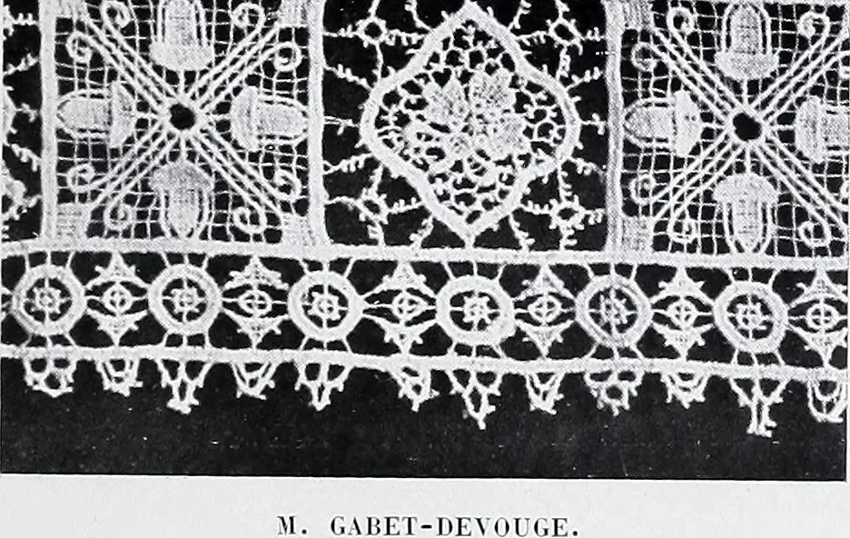 An illustration from Section française (class 84); dentelles, broderies, passementeries et dessins, 1908, leaf 102