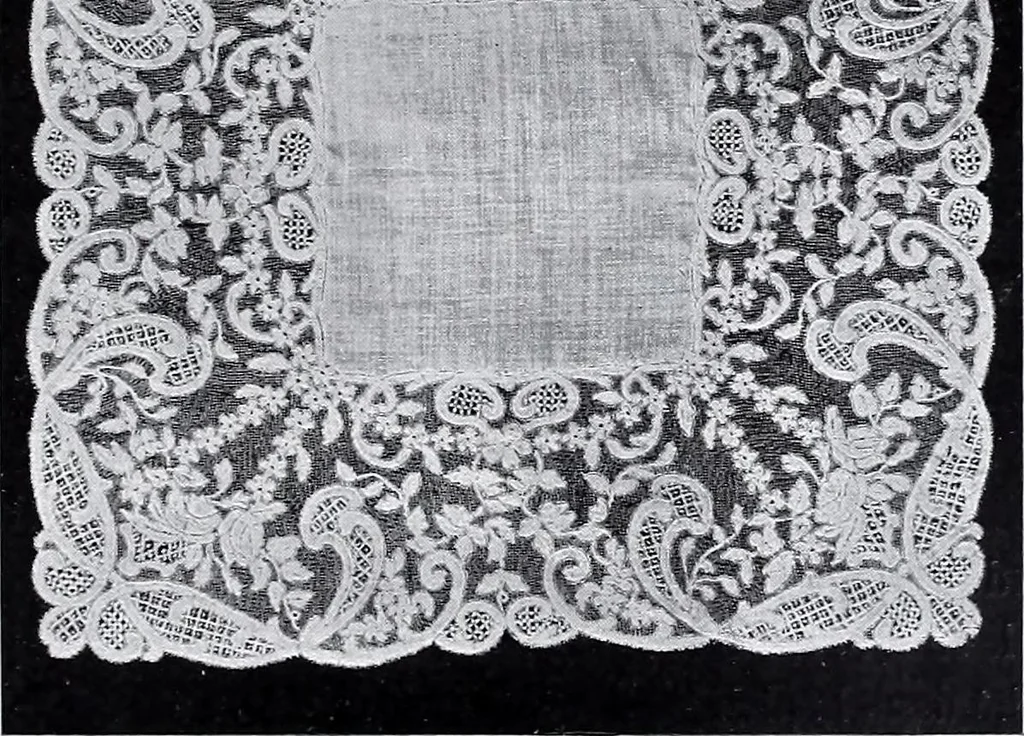 An illustration from Section française (class 84); dentelles, broderies, passementeries et dessins, 1908, leaf 142